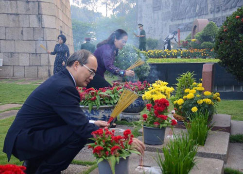 Lãnh đạo Chính phủ và TP HCM thăm hỏi, dâng hương - Ảnh 1.