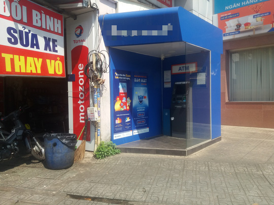 Khổ sở như rút tiền tại các cây ATM ngày cận Tết - Ảnh 5.