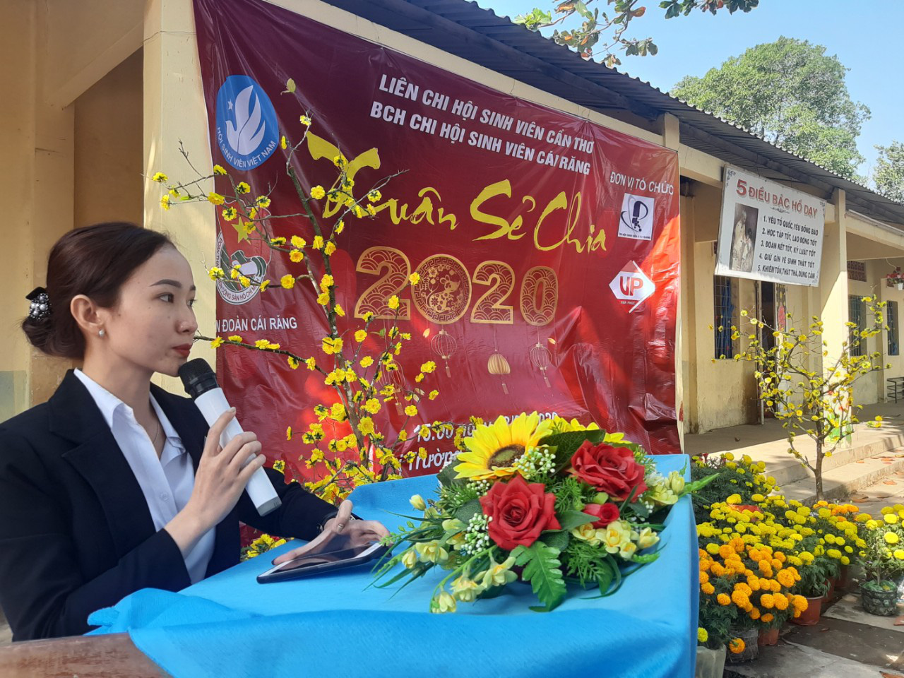 Báo Người Lao Động trao quà Tết cho học sinh nghèo Cần Thơ - Ảnh 1.