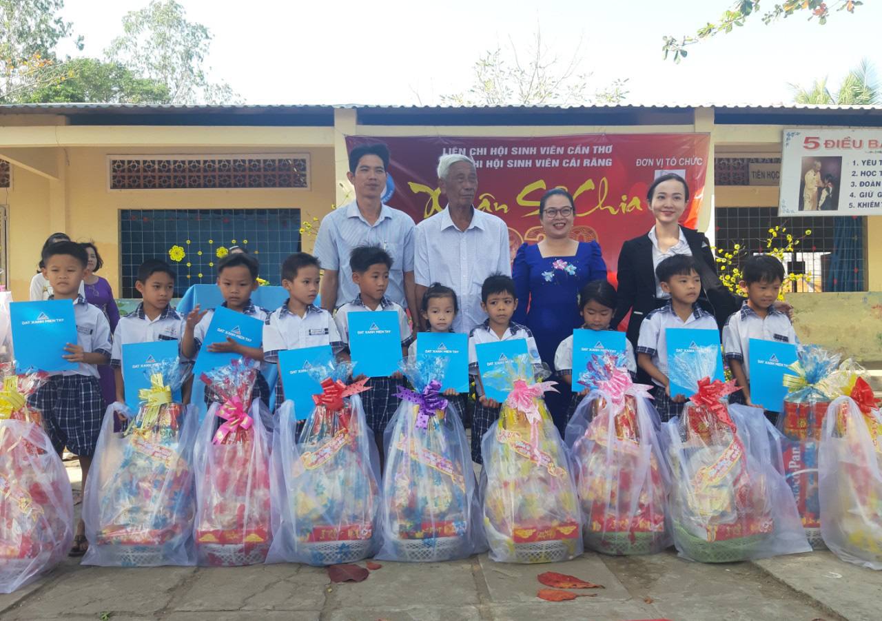 Báo Người Lao Động trao quà Tết cho học sinh nghèo Cần Thơ - Ảnh 3.