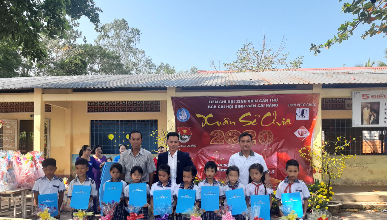 Báo Người Lao Động trao quà Tết cho học sinh nghèo Cần Thơ - Ảnh 4.