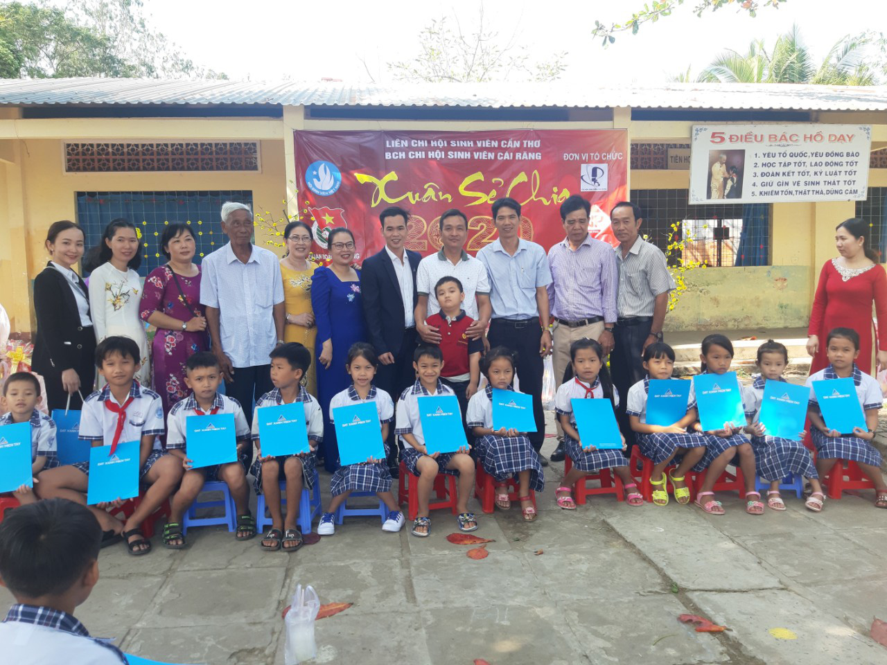 Báo Người Lao Động trao quà Tết cho học sinh nghèo Cần Thơ - Ảnh 5.