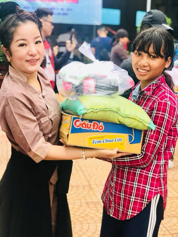 NS Việt Hương, Thúy Nga mang niềm vui đến người nghèo - Ảnh 2. NS Việt Hương, Thúy Nga mang niềm vui đến người nghèo - Ảnh 2.