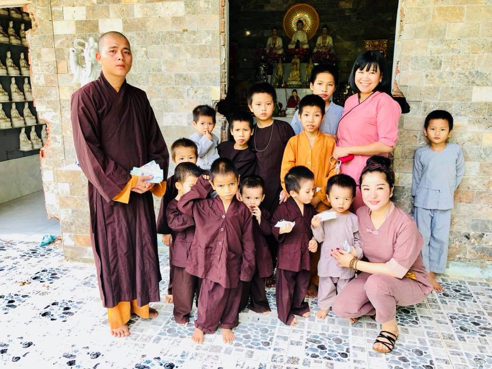NS Việt Hương, Thúy Nga mang niềm vui đến người nghèo - Ảnh 5. NS Việt Hương, Thúy Nga mang niềm vui đến người nghèo - Ảnh 5.