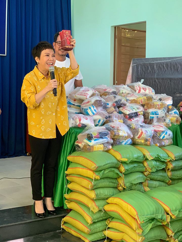 NS Việt Hương, Thúy Nga mang niềm vui đến người nghèo - Ảnh 3. NS Việt Hương, Thúy Nga mang niềm vui đến người nghèo - Ảnh 3.