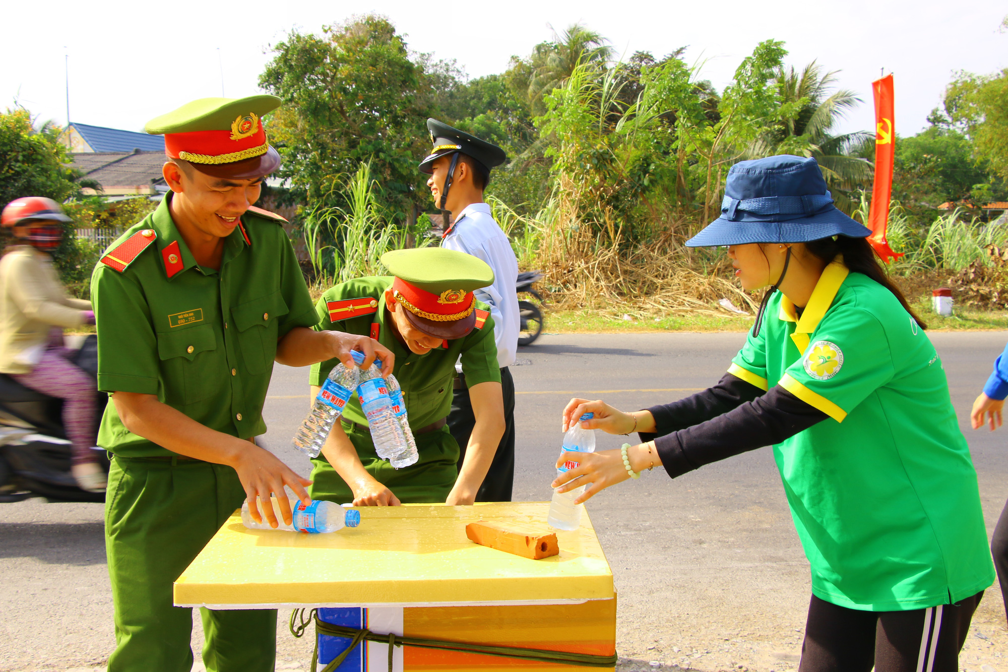 Mát lòng những chai suối lạnh của công an tặng người dân về quê ăn Tết - Ảnh 1.