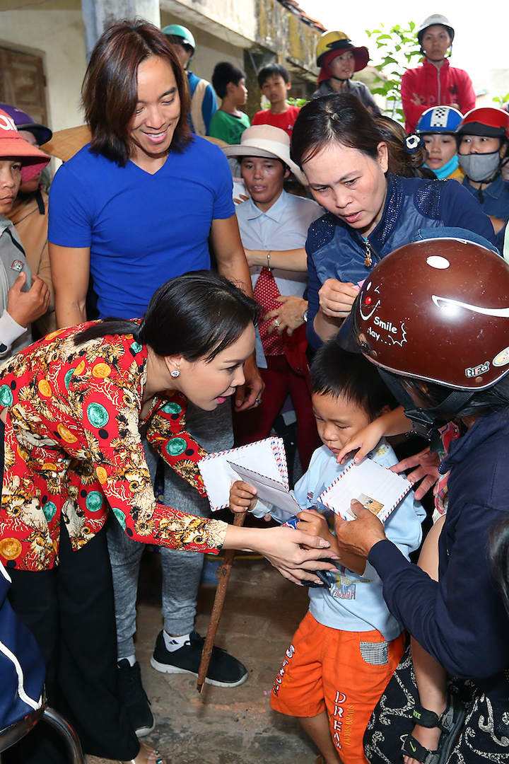 NS Việt Hương, Thúy Nga mang niềm vui đến người nghèo - Ảnh 6. NS Việt Hương, Thúy Nga mang niềm vui đến người nghèo - Ảnh 6.