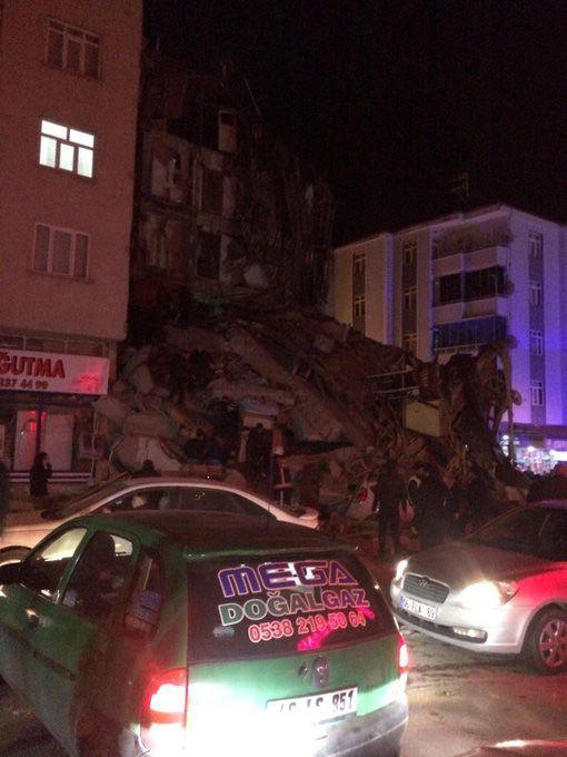Thổ Nhĩ Kỳ rung chuyển vì động đất và 60 dư chấn, hơn 560 người thương vong - Ảnh 3.