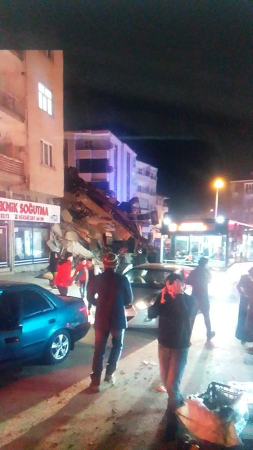 Thổ Nhĩ Kỳ rung chuyển vì động đất và 60 dư chấn, hơn 560 người thương vong - Ảnh 4.