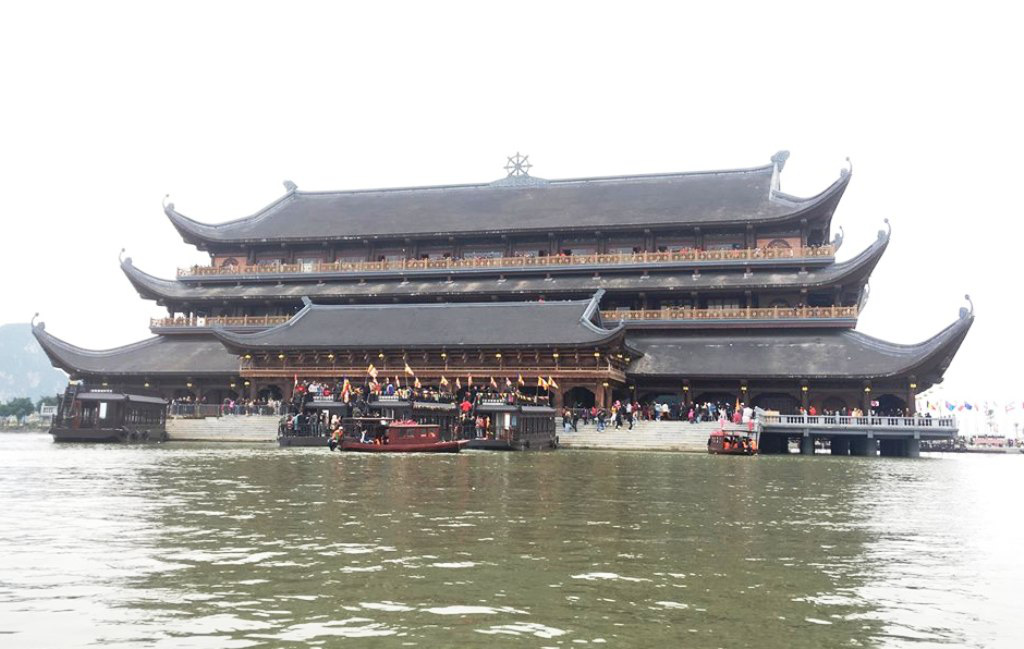 200.000 đồng/lượt đi thuyền trên hồ Tam Chúc, du khách vẫn chen nhau đi - Ảnh 8.