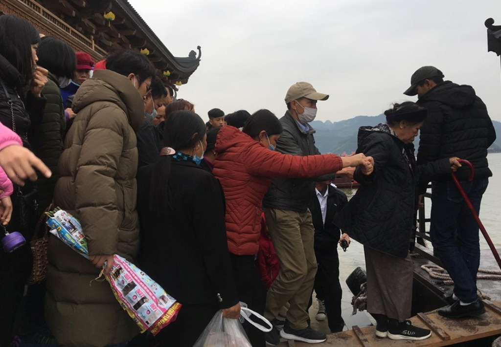 200.000 đồng/lượt đi thuyền trên hồ Tam Chúc, du khách vẫn chen nhau đi - Ảnh 11.
