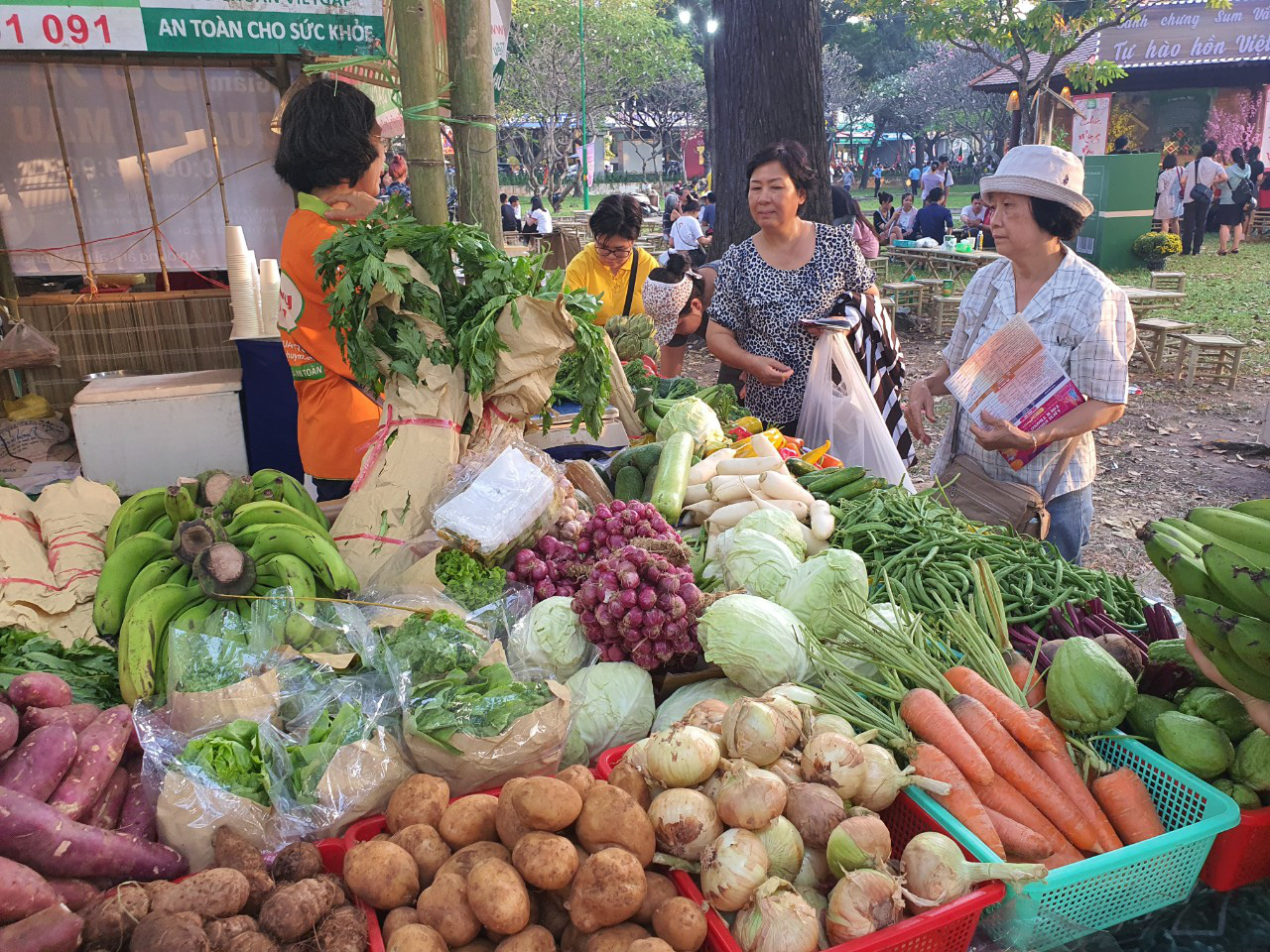 Cả trăm món ăn đặc sản tụ hội ở lễ hội Tết Việt - Ảnh 11.