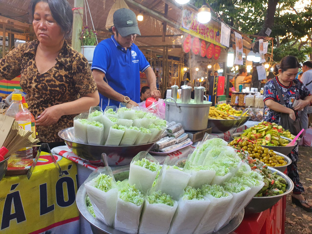 Cả trăm món ăn đặc sản tụ hội ở lễ hội Tết Việt - Ảnh 6.