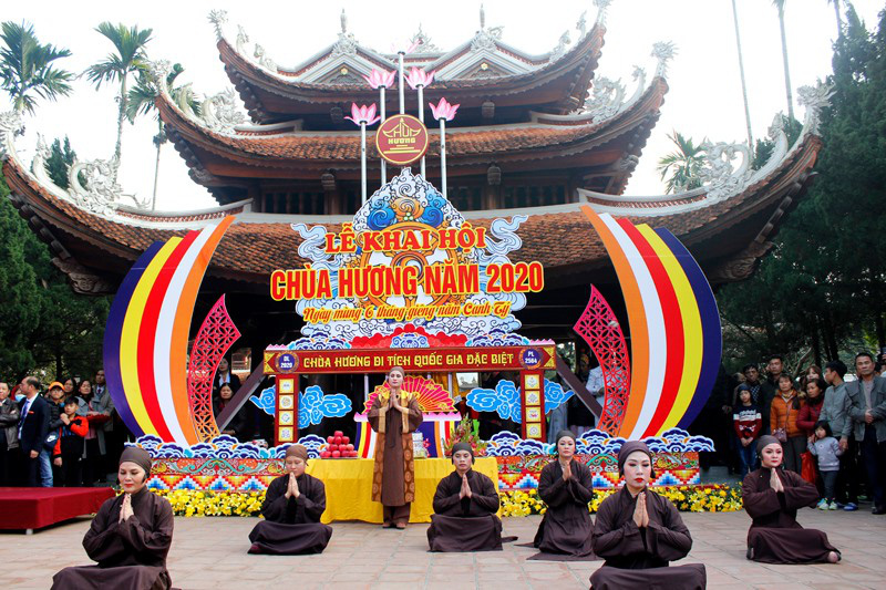 Hàng vạn du khách đổ về khai hội chùa Hương - Ảnh 2.