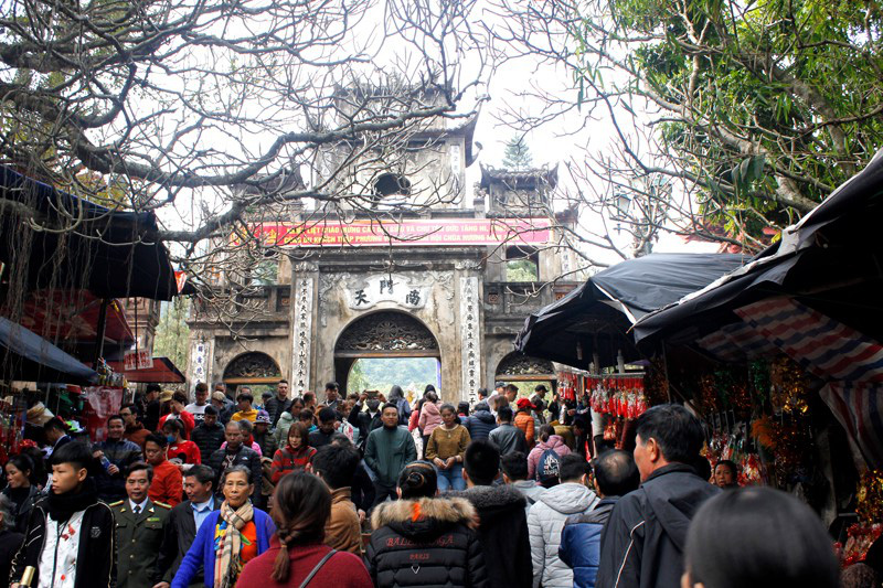 Hàng vạn du khách đổ về khai hội chùa Hương - Ảnh 4.