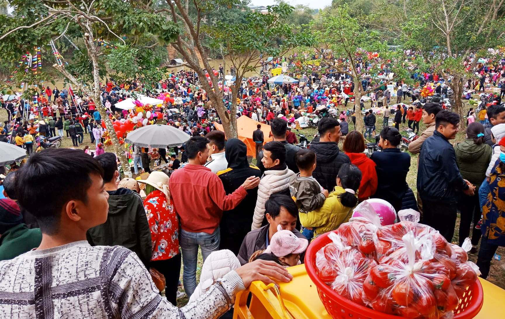 Hàng ngàn người đi chợ đánh nhau cầu may ở Thanh Hóa - Ảnh 21.