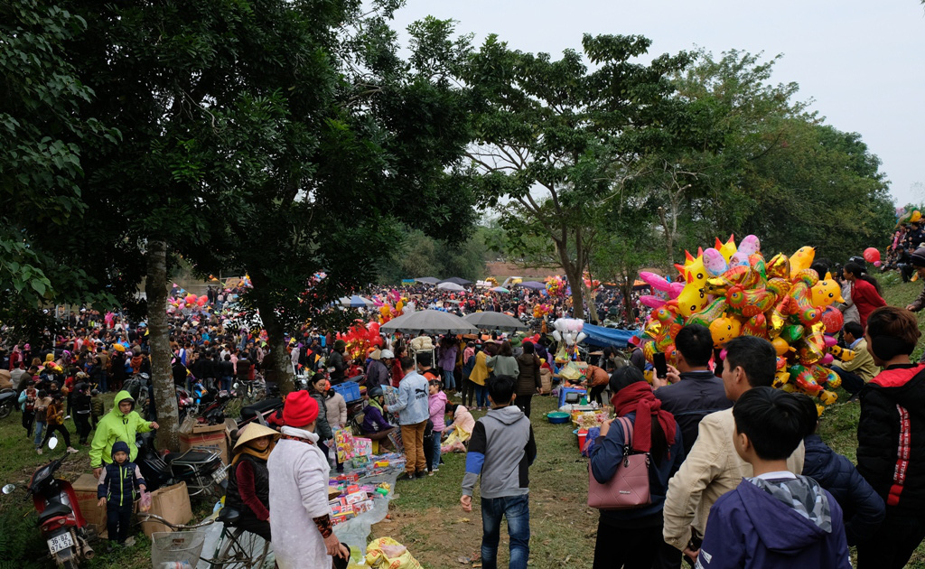 Hàng ngàn người đi chợ đánh nhau cầu may ở Thanh Hóa - Ảnh 4.