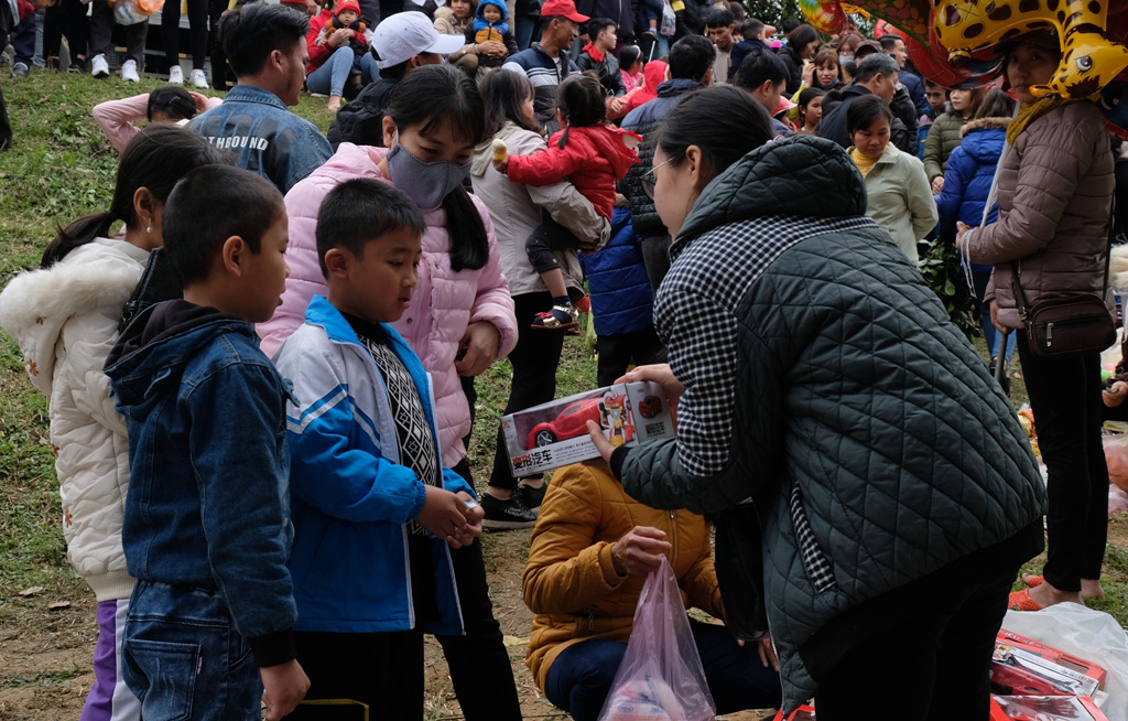Hàng ngàn người đi chợ đánh nhau cầu may ở Thanh Hóa - Ảnh 19.