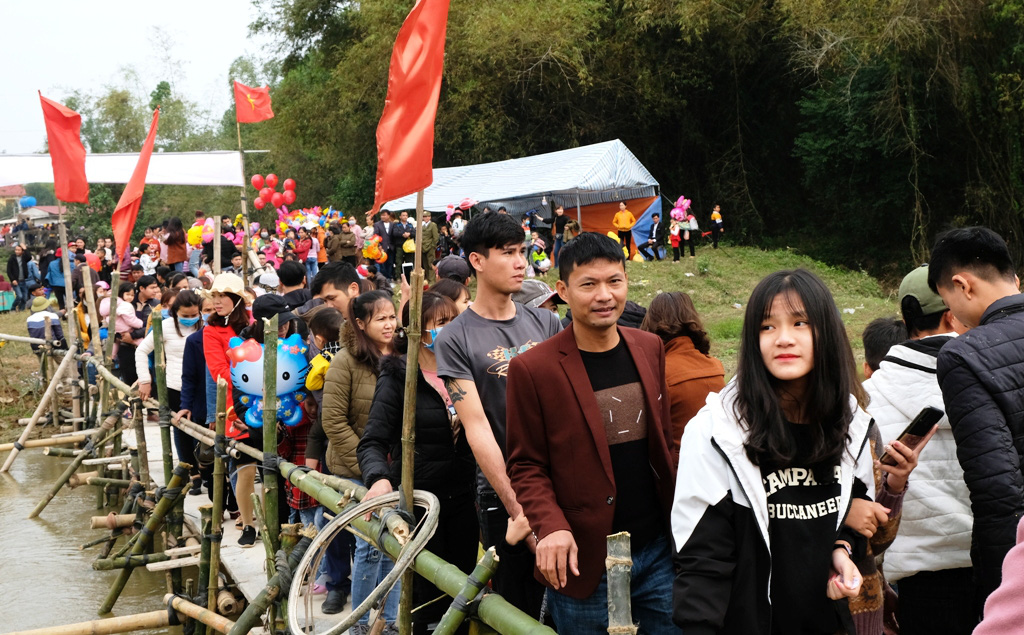 Hàng ngàn người đi chợ đánh nhau cầu may ở Thanh Hóa - Ảnh 5.