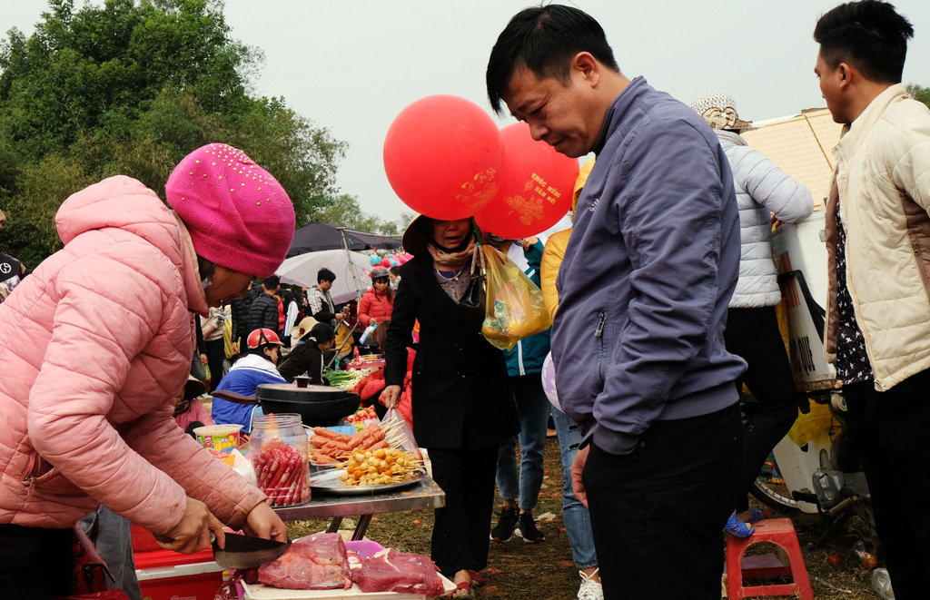 Hàng ngàn người đi chợ đánh nhau cầu may ở Thanh Hóa - Ảnh 13.