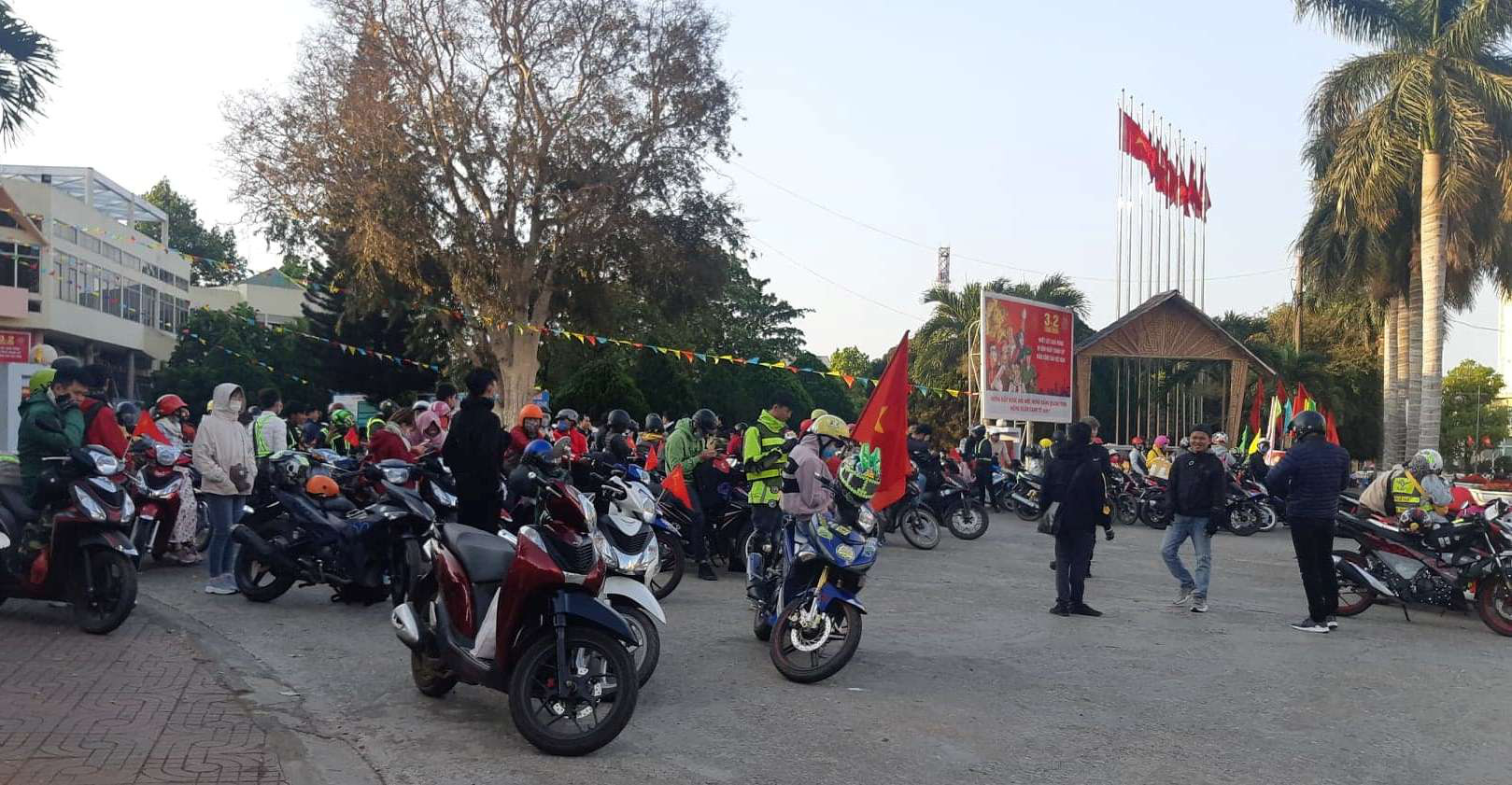 Chuyện thật, ngàn người hẹn nhau chạy xe máy từ Đắk Lắk xuống TP HCM - Ảnh 1.