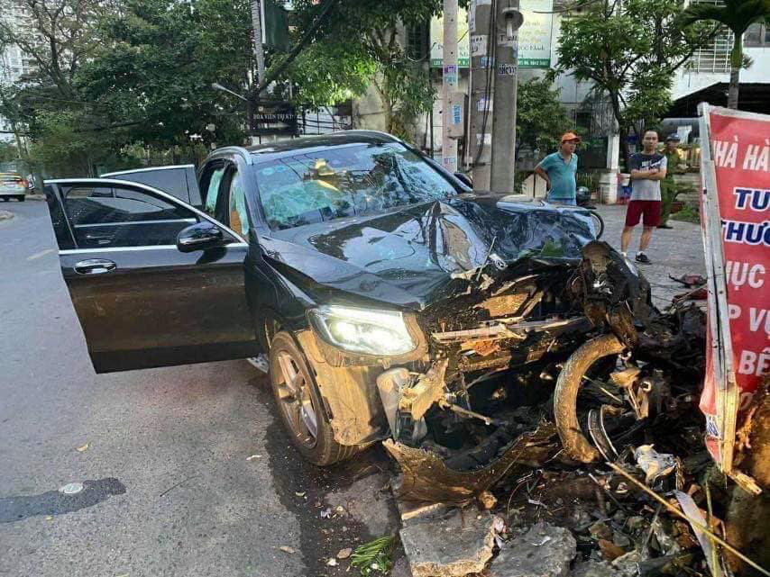 Thêm nhiều tình tiết vụ xe Mercedes gây tai nạn kinh hoàng gần sân bay Tân Sơn Nhất - Ảnh 3.