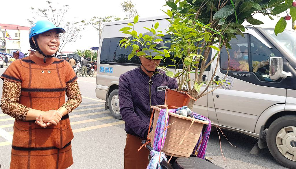 Người dân ùn ùn đổ về phiên chợ họp lúc nửa đêm trước giờ G - Ảnh 10.