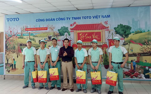 Hà Nội: Công nhân gói bánh chưng tặng người kém may mắn - Ảnh 1.