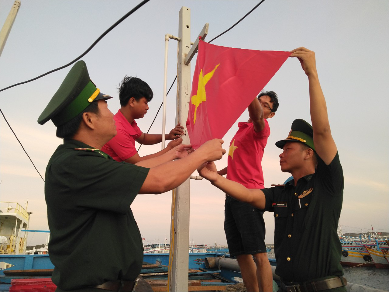 Thiêng liêng trao cờ Tổ quốc trên đảo tiền tiêu Phú Quý - Ảnh 6.