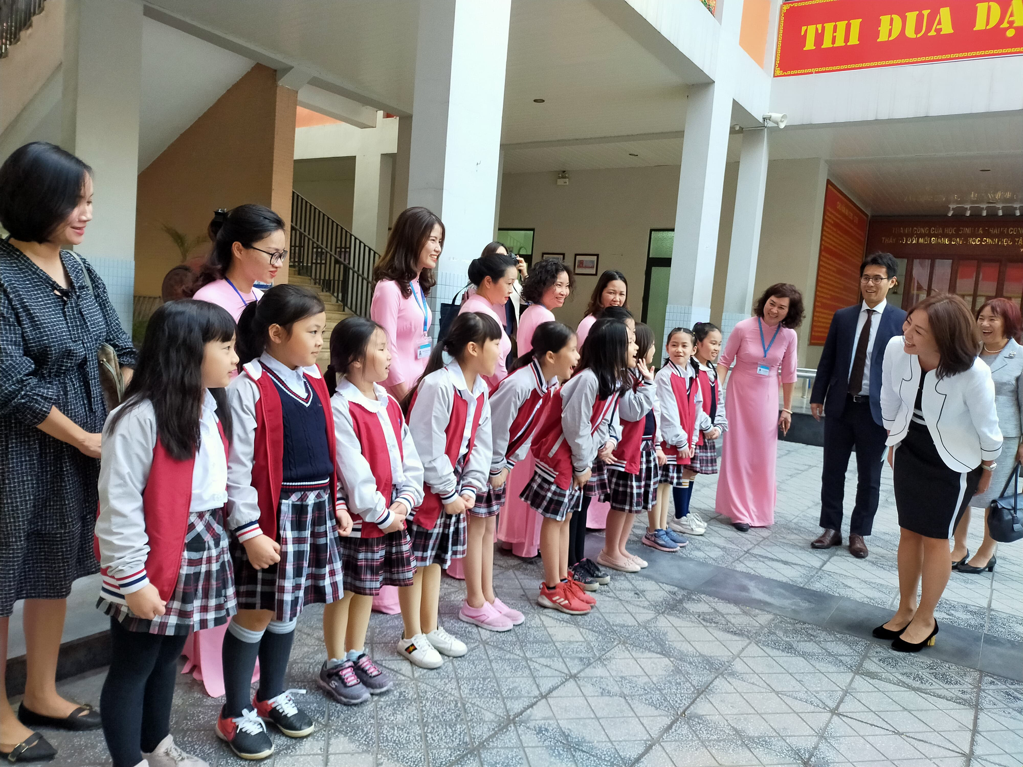 Phu nhân Ngoại trưởng Nhật Bản trò chuyện với học sinh trường Chu Văn An - Ảnh 2.