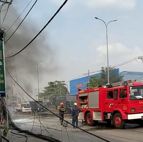 Bó dây cáp phát nổ trên Quốc lộ 1, người tháo chạy, giao thông rối loạn - Ảnh 1.