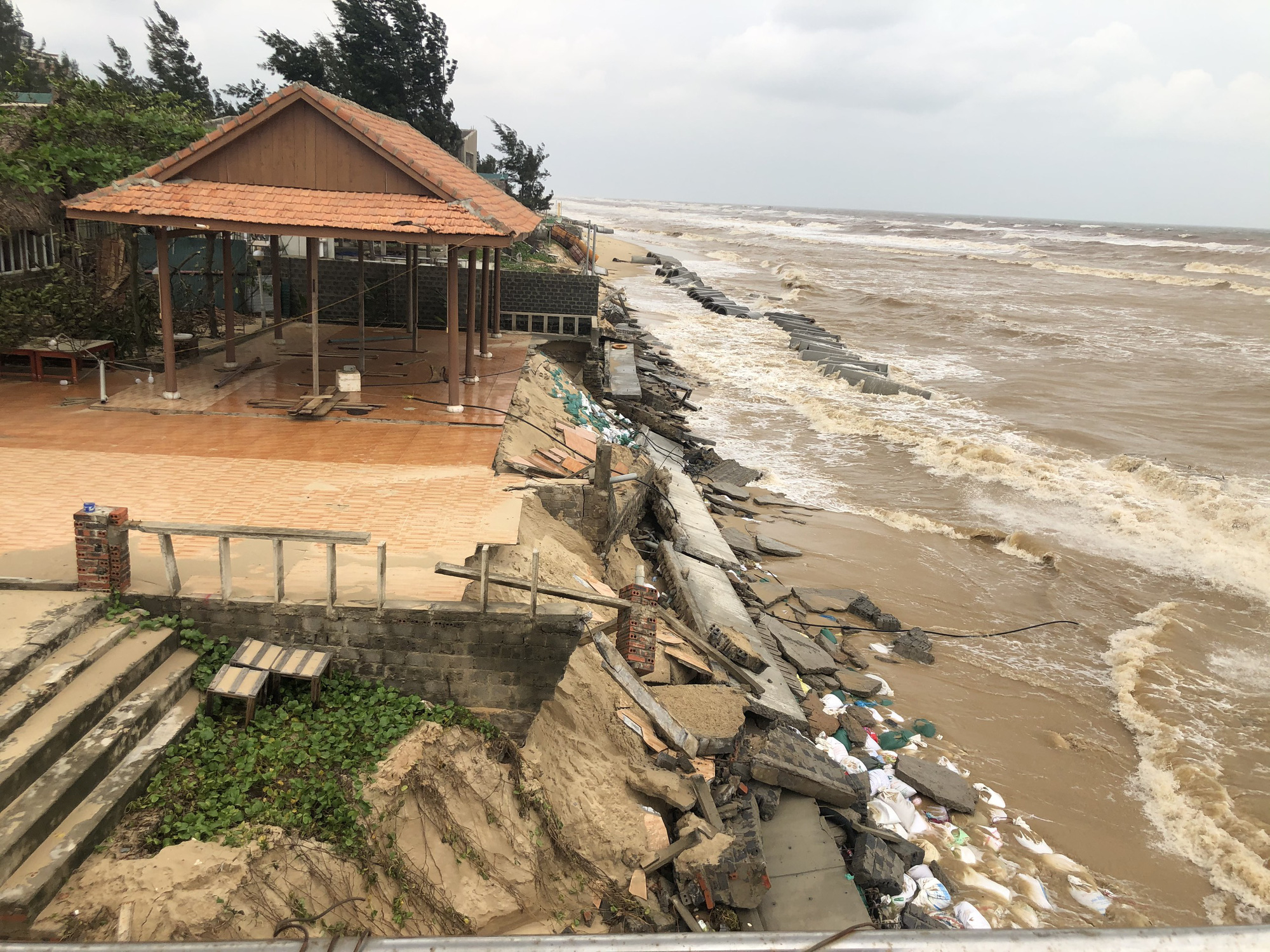 Sóng đánh tan hoang tuyến kè biển 26 tỉ đang xây dang dở ở Quảng Bình - Ảnh 1.