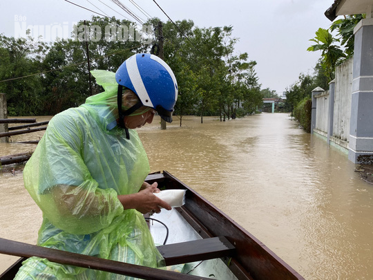 Đà Nẵng: Mưa to gió lớn gây ngập nặng, người dân chèo ghe đi tiếp tế lương thực khắp xóm - Ảnh 11.