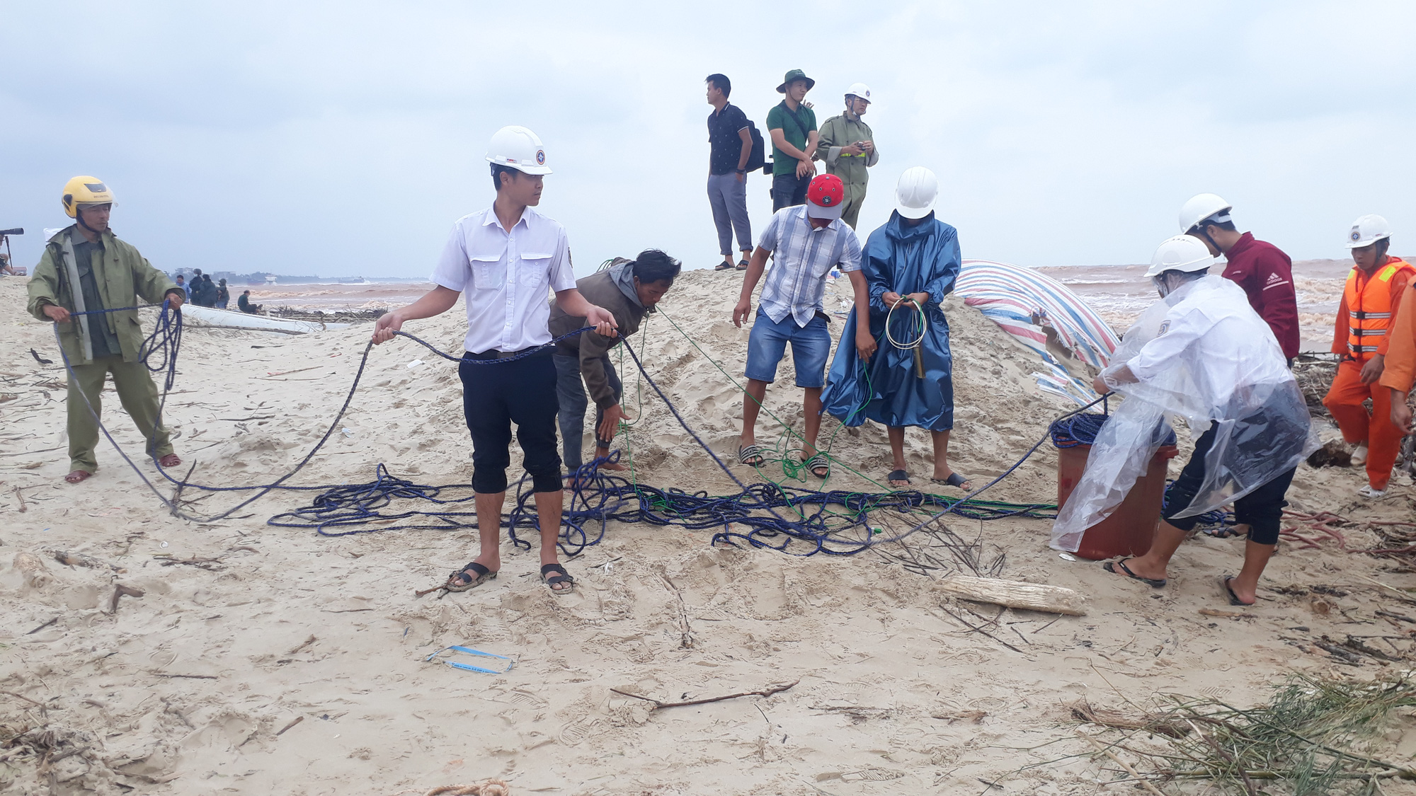 Dùng trực thăng cứu hộ thành công 8 người kiệt sức, đeo bám trên tàu Vietship 01 mắc cạn ngoài biển - Ảnh 11.