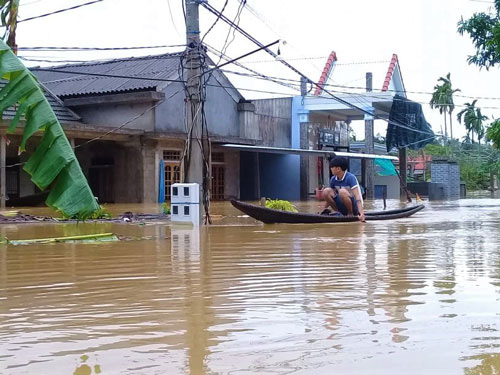 Mưa lũ khủng khiếp ở miền Trung - Ảnh 1.