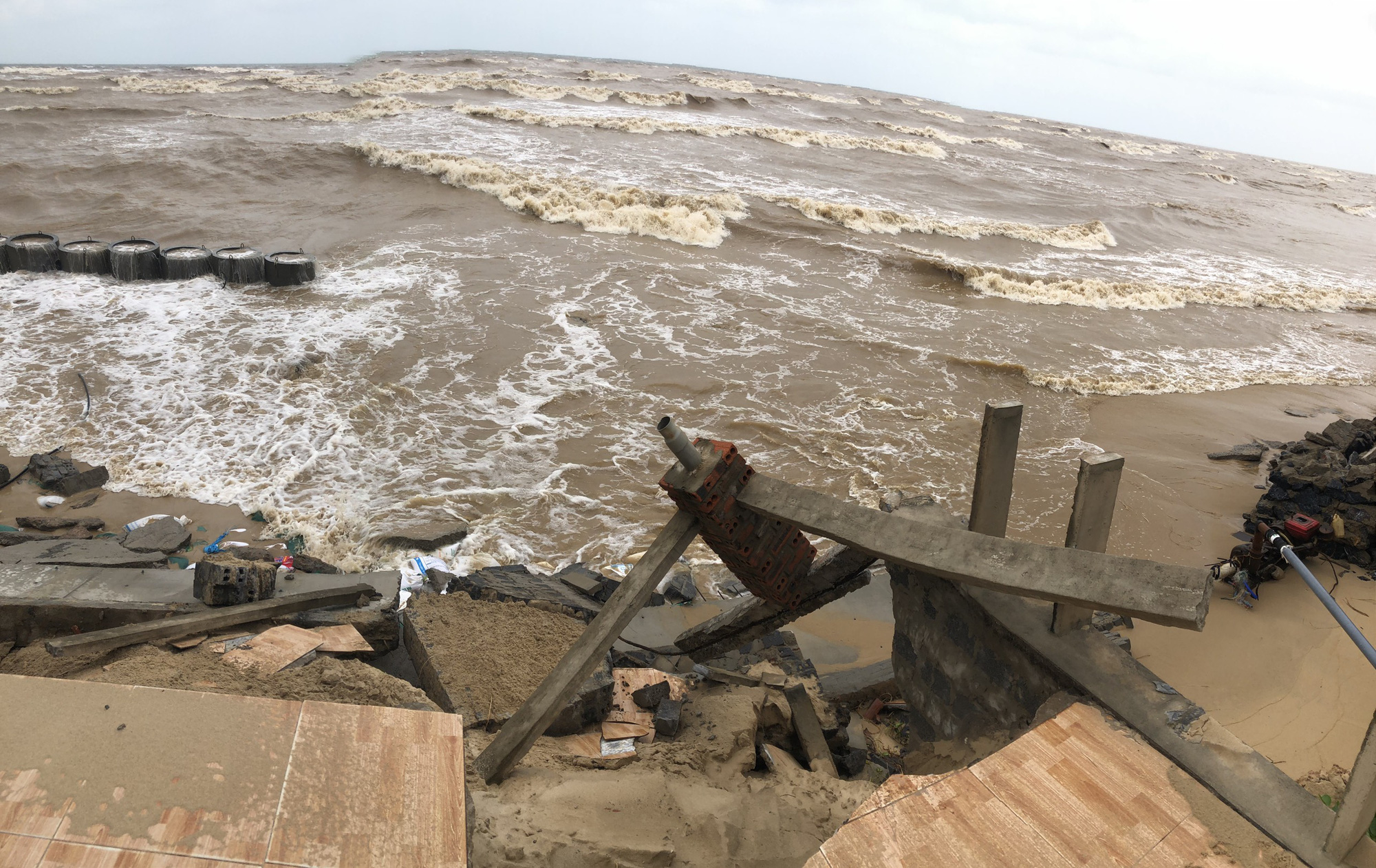 Sóng đánh tan hoang tuyến kè biển 26 tỉ đang xây dang dở ở Quảng Bình - Ảnh 6.