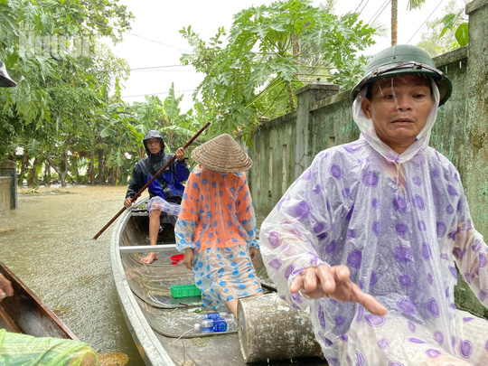 Đà Nẵng: Mưa to gió lớn gây ngập nặng, người dân chèo ghe đi tiếp tế lương thực khắp xóm - Ảnh 9.