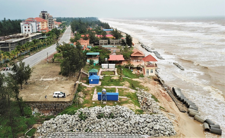 Sóng đánh tan hoang tuyến kè biển 26 tỉ đang xây dang dở ở Quảng Bình - Ảnh 7.