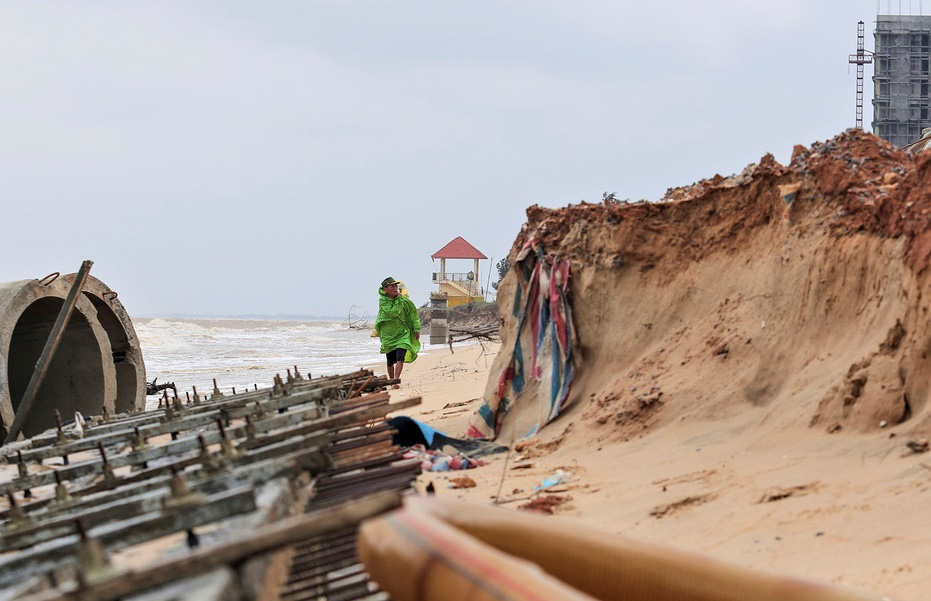 Sóng đánh tan hoang tuyến kè biển 26 tỉ đang xây dang dở ở Quảng Bình - Ảnh 5.