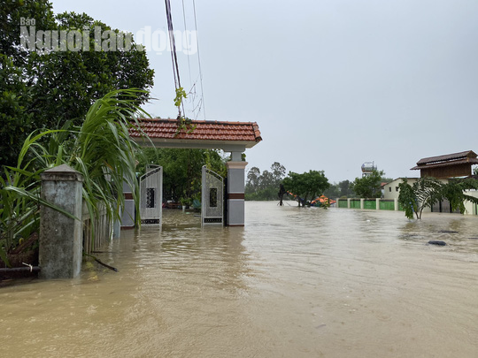 Đà Nẵng: Mưa to gió lớn gây ngập nặng, người dân chèo ghe đi tiếp tế lương thực khắp xóm - Ảnh 4.