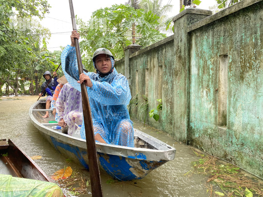 Đà Nẵng: Mưa to gió lớn gây ngập nặng, người dân chèo ghe đi tiếp tế lương thực khắp xóm - Ảnh 10.