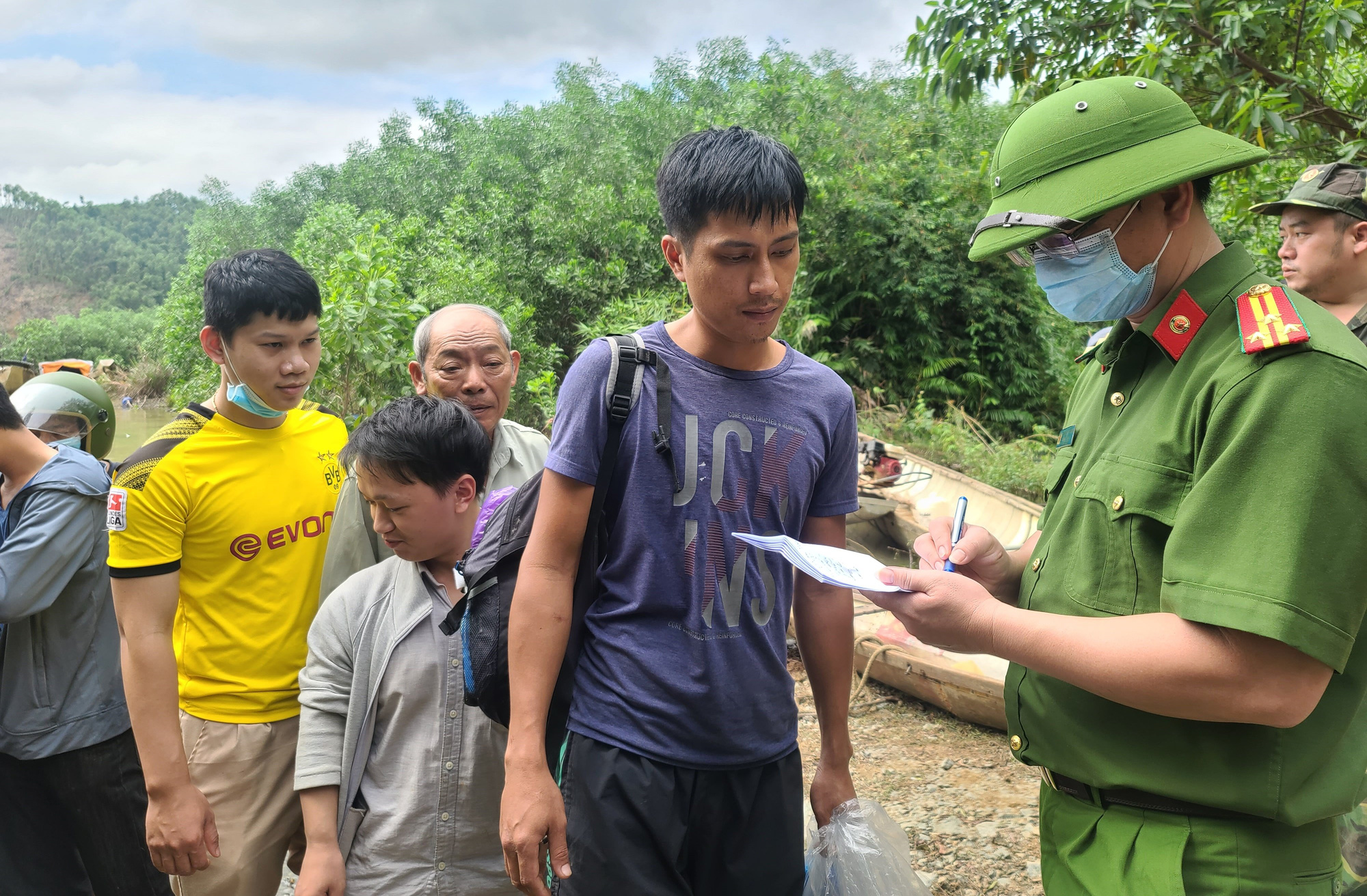 Đưa được 19 người và thi thể một công nhân Thủy điện Rào Trăng 3 ra khỏi rừng - Ảnh 5.