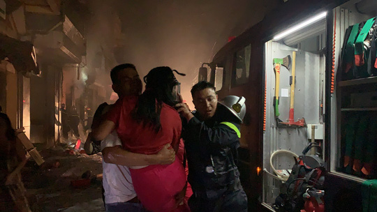 CLIP: Nghẹt thở giải cứu 5 người trong vụ cháy cửa hàng gas - Ảnh 6.