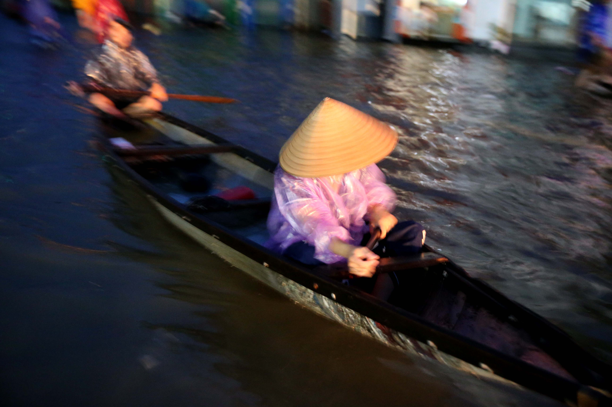 Vùng rốn lũ TP Huế, người dân di chuyển chủ yếu bằng thuyền, bè - Ảnh 2.