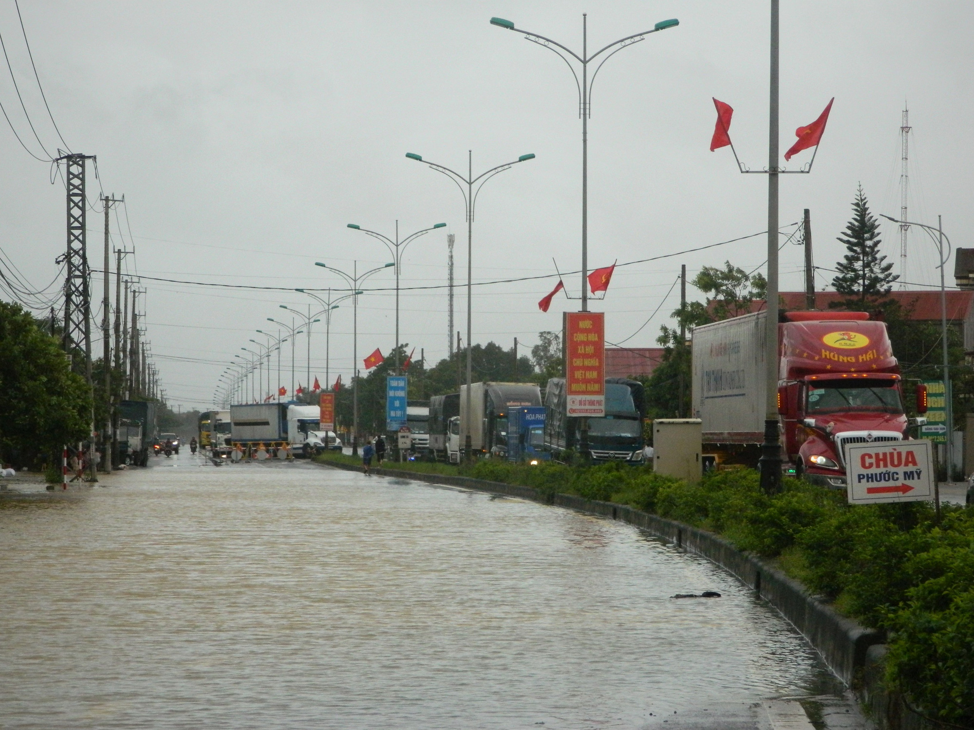 Cận cảnh nước lũ tràn qua quốc lộ 1 buộc BOT Quảng Trị phải xả trạm - Ảnh 1.