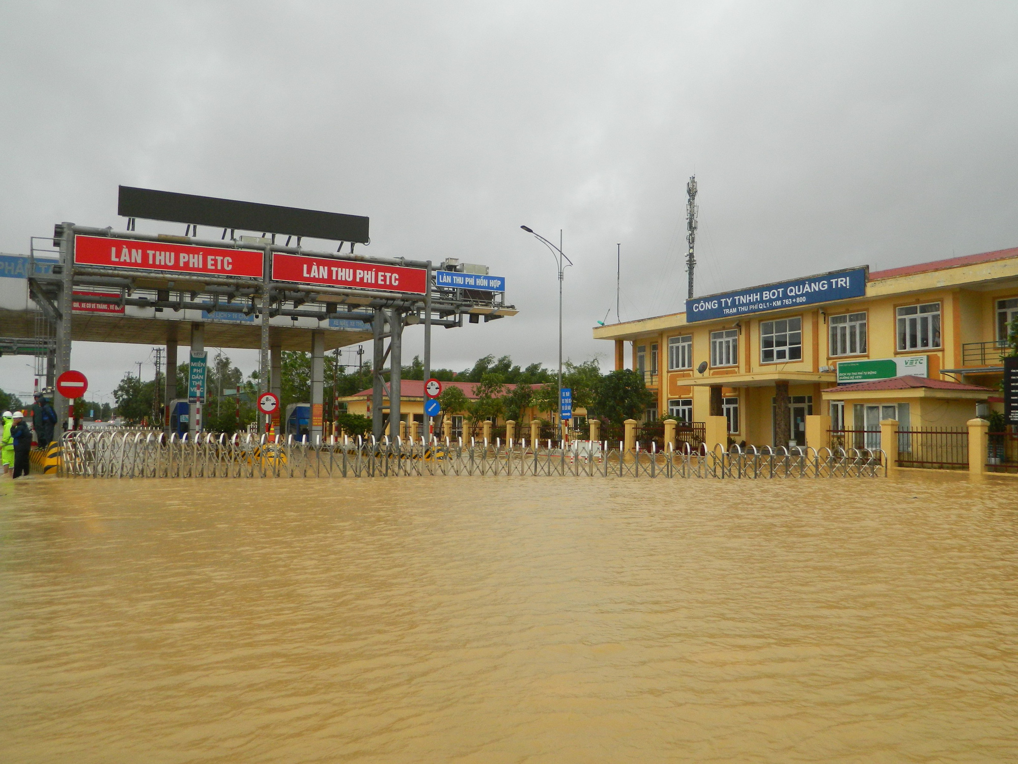 Cận cảnh nước lũ tràn qua quốc lộ 1 buộc BOT Quảng Trị phải xả trạm - Ảnh 5.