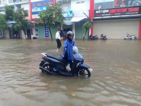  Huế- Quảng Trị:  Lũ lớn quay lại, người dân bì bõm trong biển nước  - Ảnh 2.