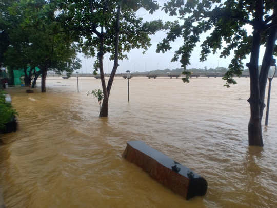  Huế- Quảng Trị:  Lũ lớn quay lại, người dân bì bõm trong biển nước  - Ảnh 8.