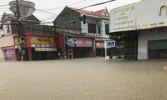 Quảng Bình: Lũ lụt kinh hoàng, ngập tới nóc nhiều căn nhà - Ảnh 9.