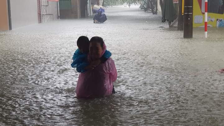 Hồ Kẻ Gỗ xả lũ, Hà Tĩnh sơ tán khẩn cấp gần 15.000 hộ dân - Ảnh 1.
